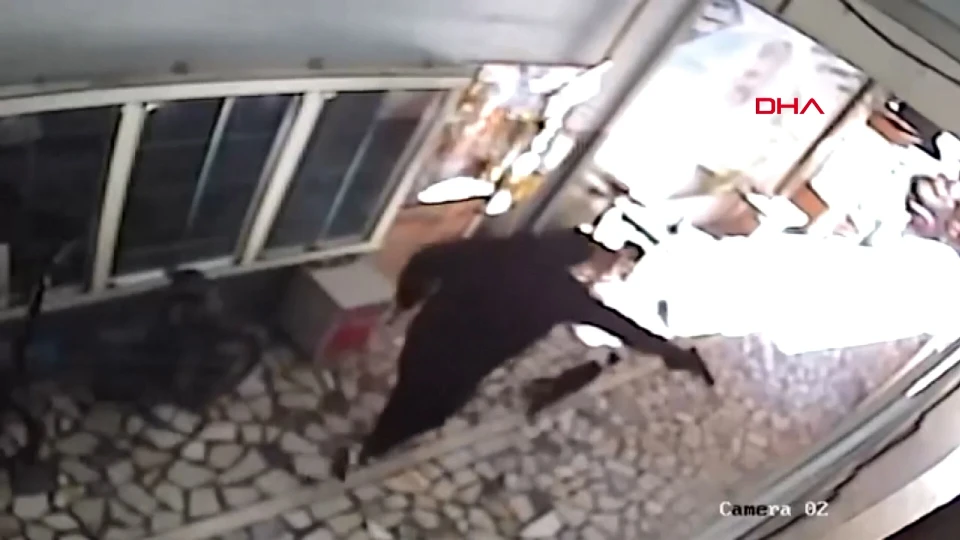 Küçükçekmece'de iş yerine ateş açan saldırganın yakalandığı anlar kamerada