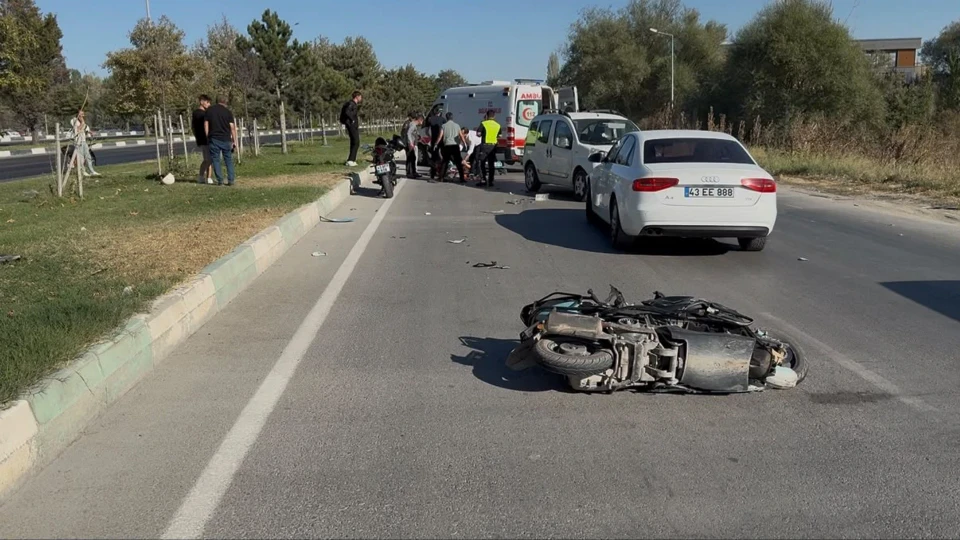 Kütahya'da hafif ticari araçla çarpışan motosikletin sürücüsü öldü