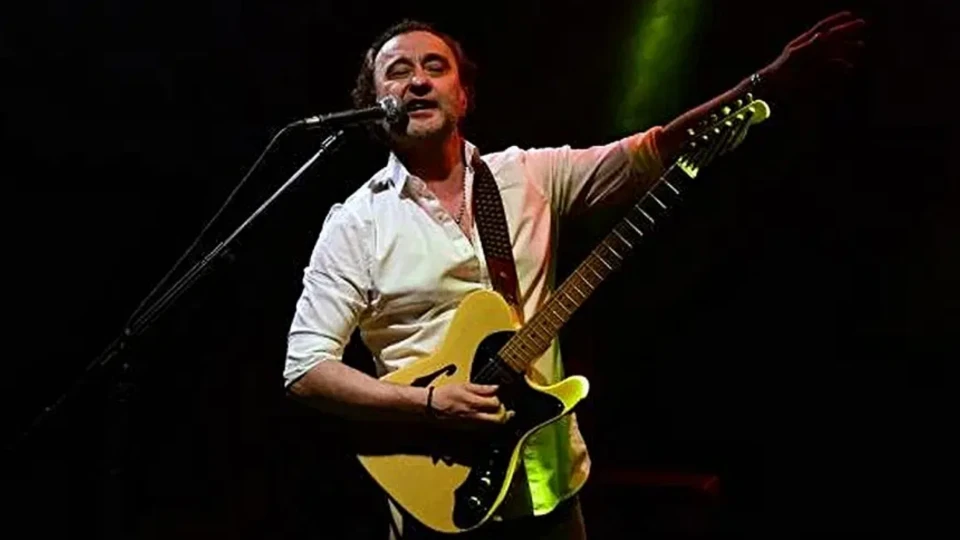 Şarkıcı Nev’den sevenlerini üzen haber: Yoğun bakıma kaldırıldı