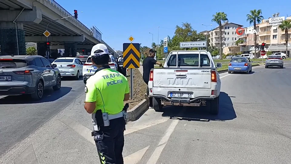 Yakıtı biten aracını yol kenarına park etti, çekiciye yüklenirken yakıt bidonuyla yetişti
