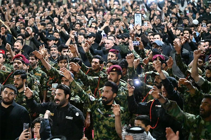 Irak'ta halk İran'a destek için sokaklara indi