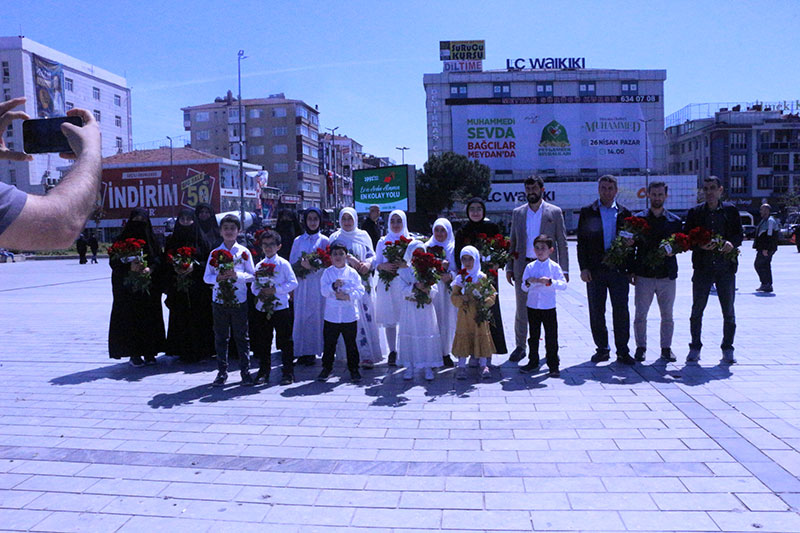 İstanbul’da Mevlid-i Nebi Etkinliği İçin Gül Dağıtımıyla Davet Çalışması Yapıldı