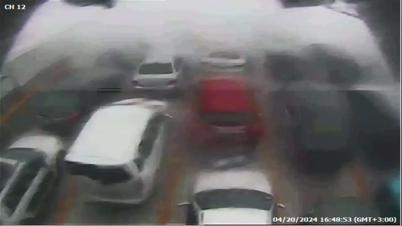 Marmara'da Fırtına: Feribotta Araçlar Hasar Aldı