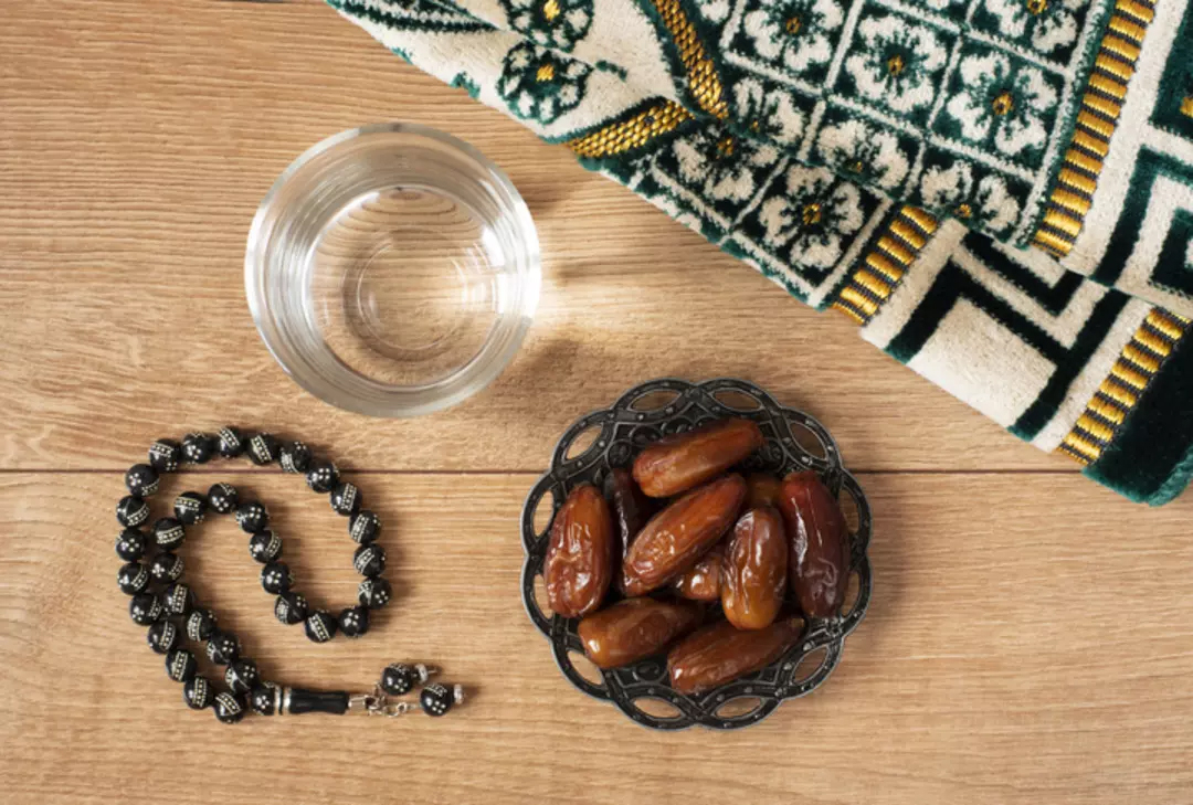 Unutarak yiyen kimseye oruçlu olduğu hatırlatılır mı?